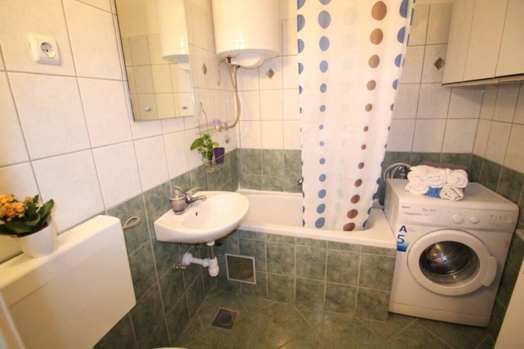 Old City/Beach 13 Minutes Away, Parking, For 4 Split Bagian luar foto