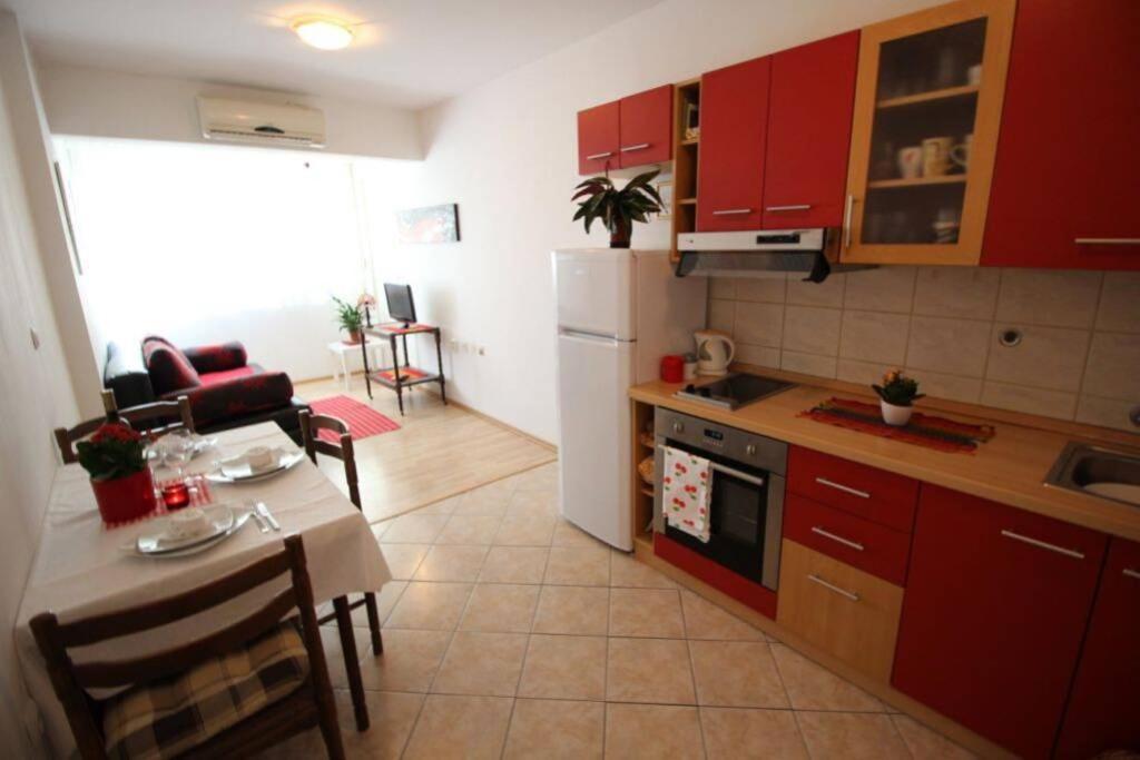 Old City/Beach 13 Minutes Away, Parking, For 4 Split Bagian luar foto